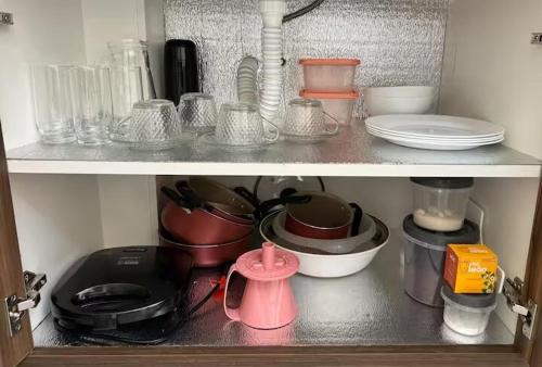 Dapur atau dapur kecil di Apartamento central, completo, com ar condicionado, cozinha e WIFI