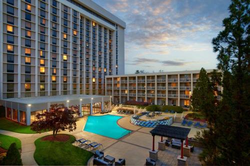a large hotel with a pool and a resort at Atlanta Airport Marriott in Atlanta