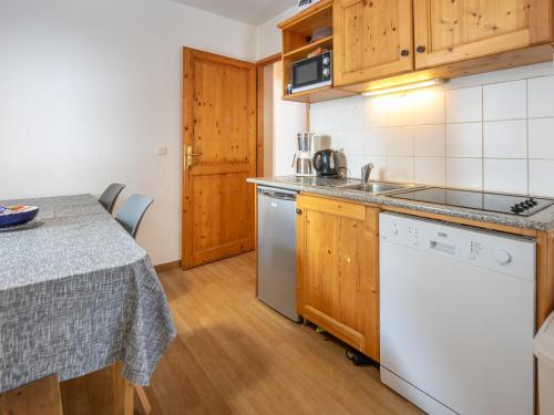 une cuisine avec une table et un comptoir dans l'établissement Fermes de ST Sorlin - LE FREZZIA N03 - 2P6, à Saint-Sorlin-dʼArves