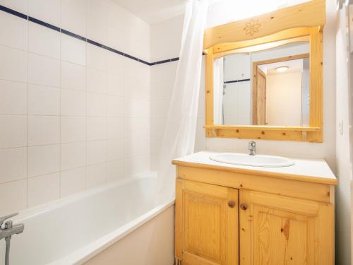 une salle de bain avec un lavabo, une baignoire et un miroir dans l'établissement Fermes de ST Sorlin - LE FREZZIA N03 - 2P6, à Saint-Sorlin-dʼArves