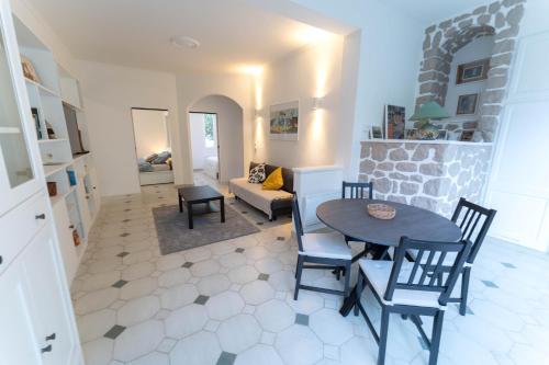 une cuisine et un salon avec une table et des chaises dans l'établissement Magnifique rez de jardin Nice Port, à Nice