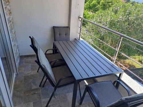 a blue table and chairs on a balcony at Apartmani Mila-Casa Bianca in Medulin