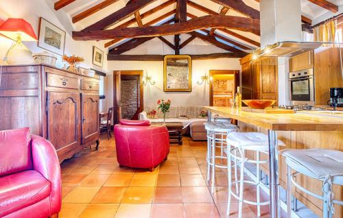 une cuisine avec un bar et des tabourets roses dans l'établissement Awesome Home In Gageac-Et-Rouillac, à Gageac-et-Rouillac