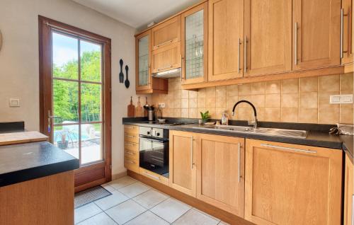 Dapur atau dapur kecil di Pet Friendly Home In Trémolat
