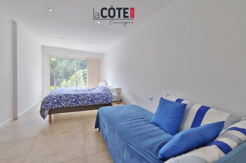 una sala de estar con un sofá y una cama en Villa Terracotta, en Sausset-les-Pins