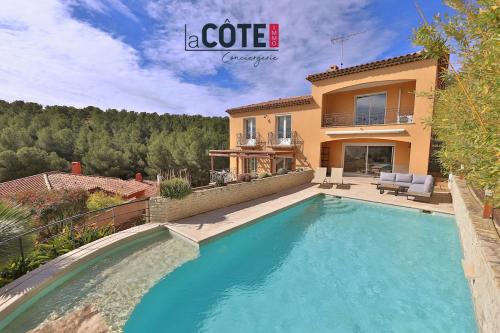 une piscine devant une maison dans l'établissement Villa Terracotta, à Sausset-les-Pins