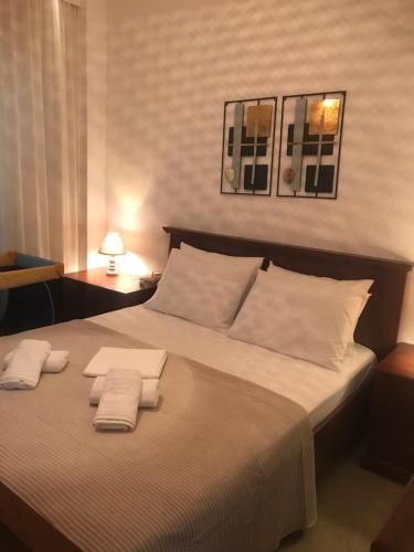 een slaapkamer met een bed met twee handdoeken erop bij ARIS House in Agia Paraskevi