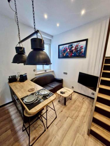 un salon avec un canapé et une table dans l'établissement Studio Chic avec Terrasse Privée et Vue Falaise, à Quimper