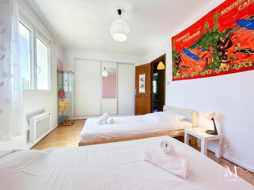 une chambre avec deux lits et un tableau au mur dans l'établissement Maison 3 chambres avec piscine à Sanary-sur-Mer, à Sanary-sur-Mer