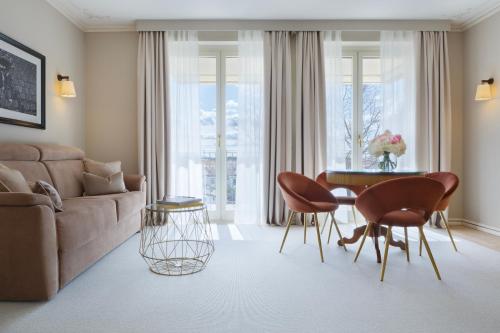 a living room with a couch and a table and chairs at Grand Hotel Imperiale in Forte dei Marmi