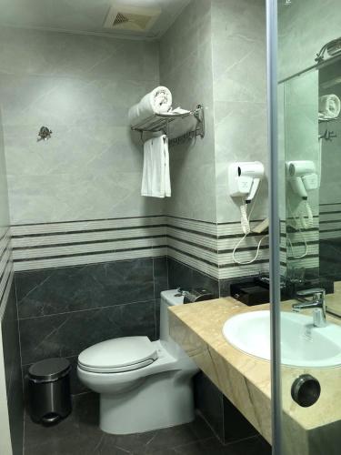 Ένα μπάνιο στο Holiday Hotel 2