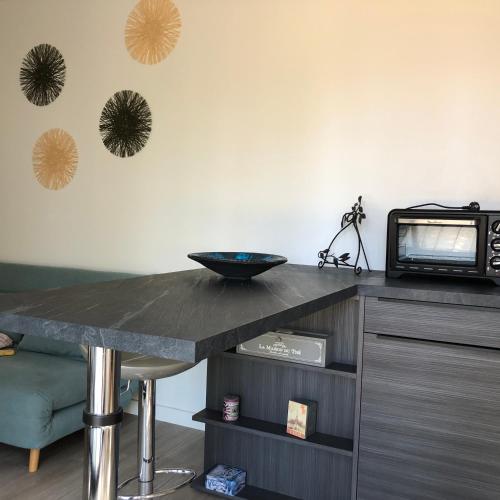 une table avec un bol en haut dans l'établissement My cosy mobil-home, à Saint-Quentin-la-Poterie