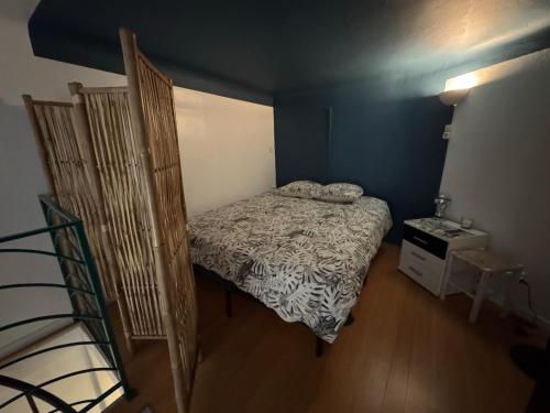 a small bedroom with a bed and a table at Duplex spagiari in Nice