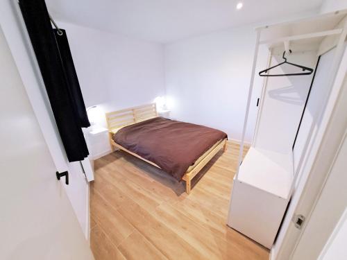 Un dormitorio pequeño con una cama y un espejo. en Casa Rural Terradets, en Tremp