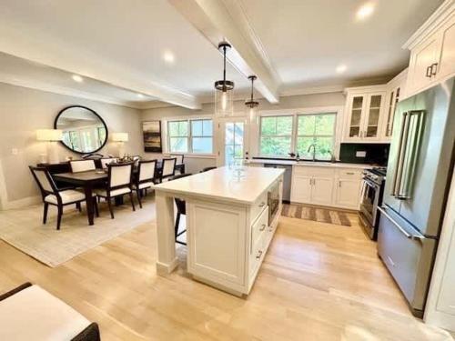 Kuchyň nebo kuchyňský kout v ubytování Modern 3b3b Country House and Barn on quiet road