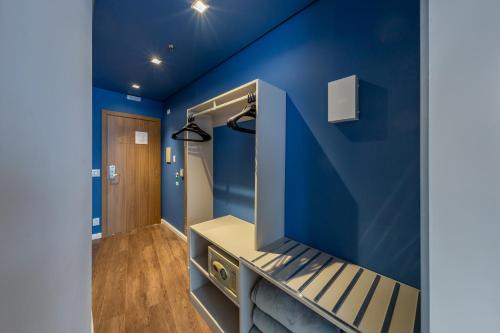 a room with a blue wall at Blue Tree Towers Anália Franco - Tatuapé in Sao Paulo