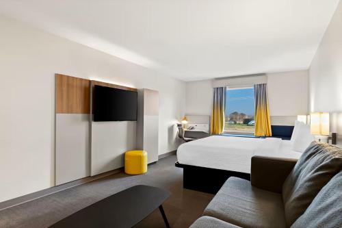 Una cama o camas en una habitación de Holiday Inn Express & Suites George - Quincy South by IHG