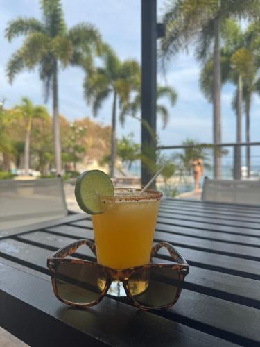 Nápoje v ubytování Charming Zen-style Beach apartment at Punta Caelo