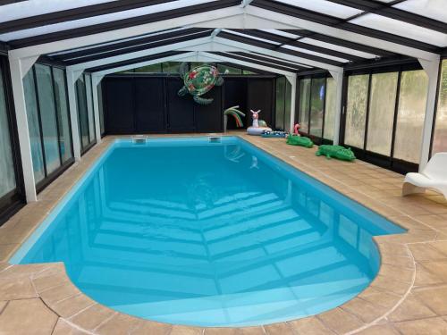 - une piscine dans une véranda avec une piscine dans l'établissement Maison dans le Parc du Chateau Rochecave, à Larçay