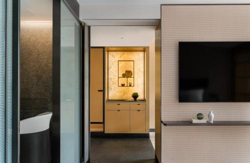 Regent Hong Kongにあるテレビまたはエンターテインメントセンター