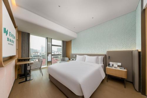 a large white bed in a hotel room at EVEN Hotel Quanzhou City Center by IHG in Quanzhou