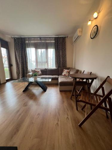 un soggiorno con un divano e un tavolo di Apartment Chocolate Ravda a Ravda