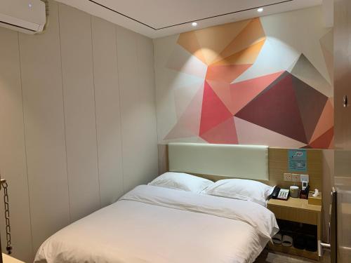 Postel nebo postele na pokoji v ubytování Longxiang intelligent Hotel