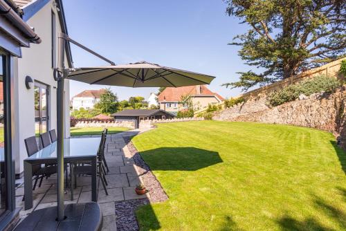 Κήπος έξω από το Gardd Y Llys Luxurious Family Retreat with amazing views