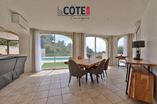 une salle à manger avec une table et des chaises dans l'établissement Villa Cheltane, à Sausset-les-Pins