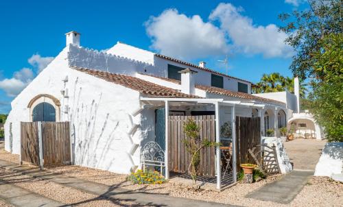 a white house with a gate and a fence at Turismo Rural Biniati des Pi in Sant Lluis