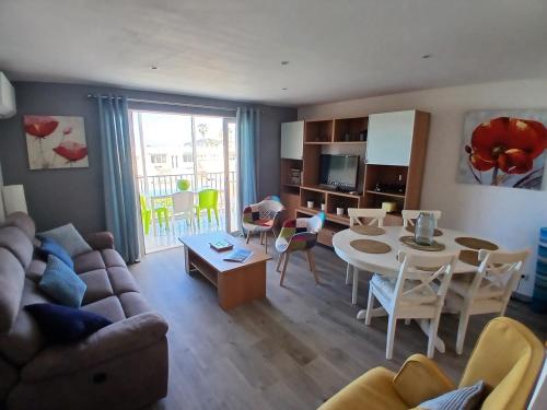 un salon avec un canapé et une table dans l'établissement Le Petit Versailles 3 min de la plage 3 chambres clim parking aperçu mer, à Six-Fours-les-Plages