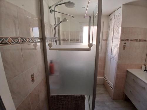 eine Dusche mit einer Glastür in einem Badezimmer in der Unterkunft Petit Paradis aux Lones 2 min de la plage 3 chambres clim parking aperçu mer in Six-Fours-les-Plages