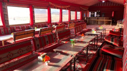 Restaurant o un lloc per menjar a Desert Dunes camp