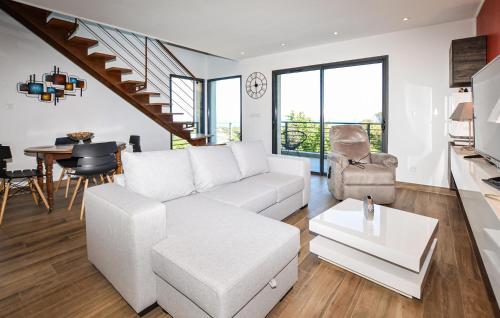 un salon avec un canapé blanc et une table dans l'établissement 2 Bedroom Lovely Home In Cervione, à Cervione