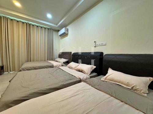 Ένα ή περισσότερα κρεβάτια σε δωμάτιο στο Kuching Riverine at 5 pax