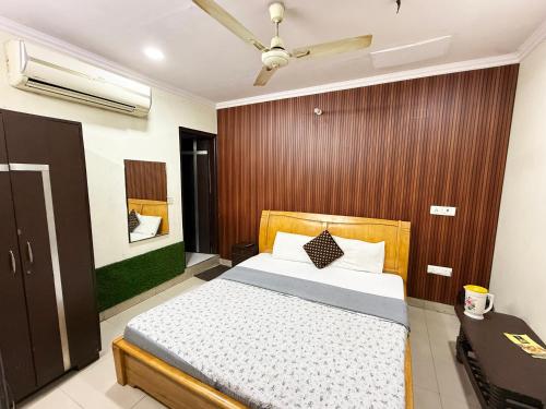 Postel nebo postele na pokoji v ubytování Hotel Joy - Karol Bagh Market