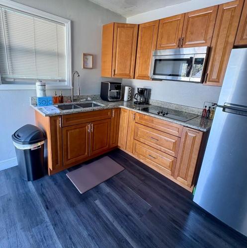 Η κουζίνα ή μικρή κουζίνα στο Beautiful Guest Suite with Private Driveway and Entrance