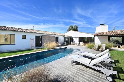 une cour arrière avec une piscine et une maison dans l'établissement 474 Hemera Prestige and comfort, à Saint-Clément-des-Baleines