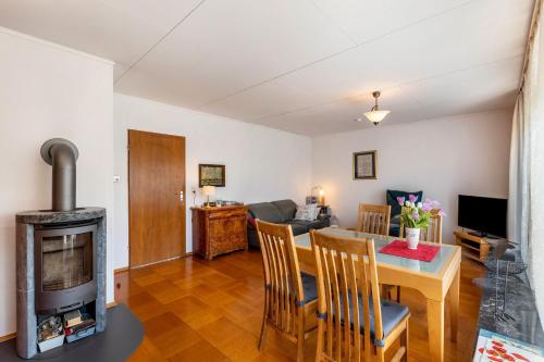 a living room with a table and a wood stove at Ferienwohnung Oberamsel in Marburg an der Lahn
