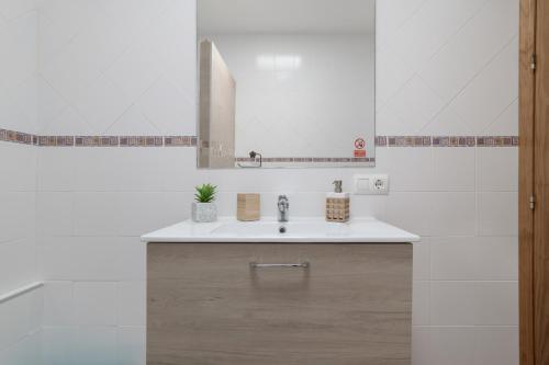 a bathroom with a sink and a mirror at Apartamento Frank - solo familias in Conil de la Frontera