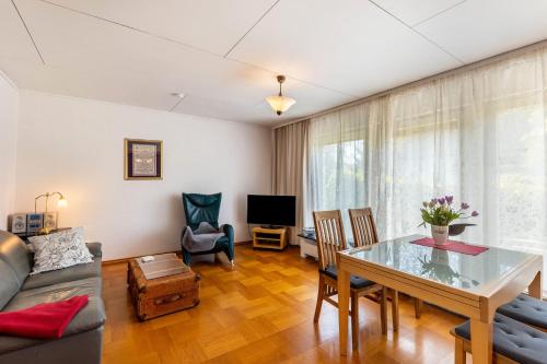 a living room with a table and a couch at Ferienwohnung Oberamsel in Marburg an der Lahn