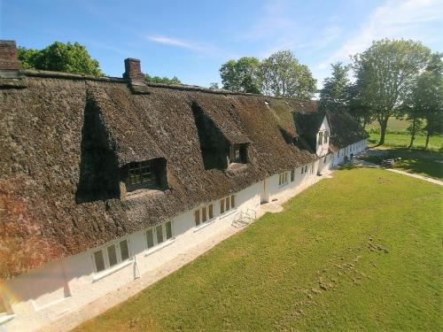 an overhead view of a building with a thatch roof at Ferienwohnung Herzverloren Stadum in Stadum