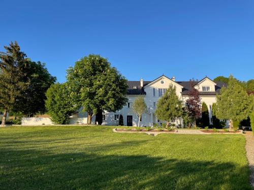 a large white house with a large yard at Wohnen am Penzkofergut in Feichten