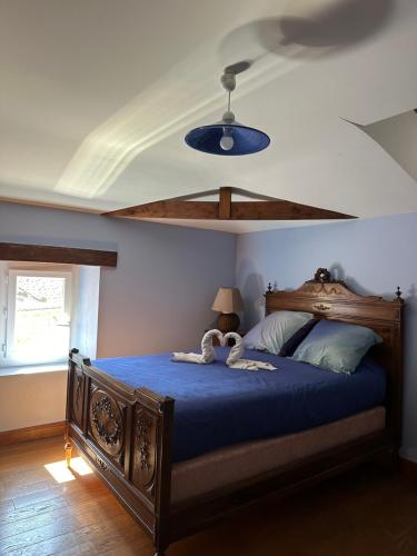 - une chambre avec un lit doté de draps bleus et d'un plafond dans l'établissement Gîte Prestige avec Sauna, Spa, Piscine & Loisirs 15 pers, à Verteuil-dʼAgenais