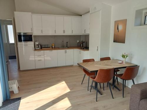 a kitchen and dining room with a table and chairs at Domstad Resort Utrecht Vakantiewoningen in Utrecht