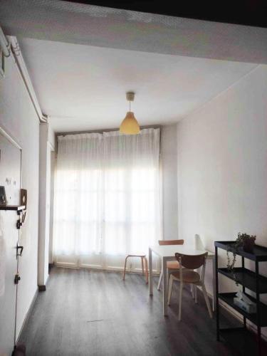un salon avec une table et une fenêtre dans l'établissement Appartement Grand Rond, à Toulouse
