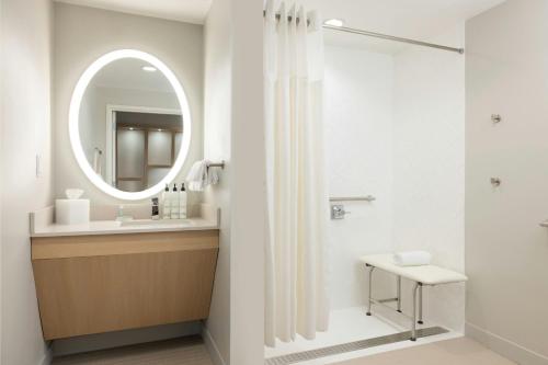 Un baño de TownePlace Suites by Marriott Hadley Amherst