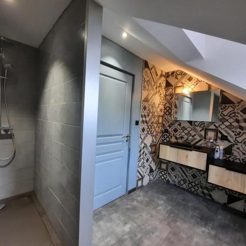 La salle de bains est pourvue d'une porte blanche et d'un lavabo. dans l'établissement Les Monts, T7 duplex 4 étoiles Clé Vacances, à La Bresse