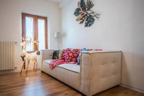 a living room with a couch and a giraffe at Buonconvento - Casa al Colle in Buonconvento