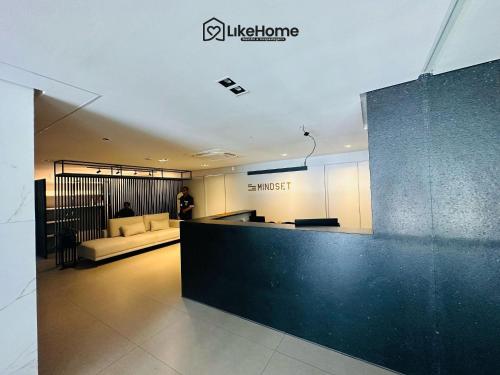 a lobby of a building with a reception desk at Edifício Mindset - LikeHome Hospedagens in João Pessoa